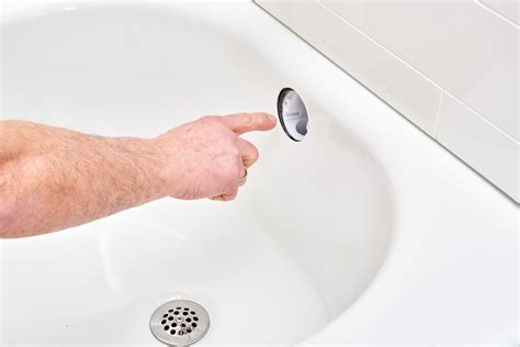 my bathtub is leaking underneath|5 Reasons Your Bathtub is Leaking and How to Fix it。